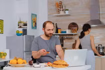 Để chồng khỏi trăng hoa, vợ lén trộn "độc dược" vào cơm 