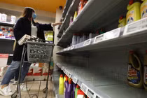 Vật vã bon chen mua giấy vệ sinh, mẹ tức điên khi thấy điều con trai làm