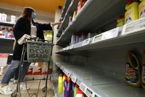 Vật vã bon chen mua giấy vệ sinh, mẹ tức điên khi thấy điều con trai làm