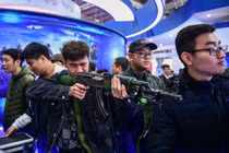 Trải nghiệm súng lục, súng bắn tỉa tại triển lãm Quốc phòng quốc tế Việt Nam