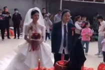 Chú rể không đến kịp, em gái thay anh trai...cưới cô dâu
