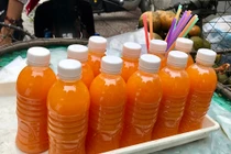 Uống chai “nước cam” cha để trên bàn, con chỉ còn da bọc xương