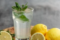 Uống nước chanh mỗi ngày, cơ thể người đàn ông thay đổi gây sốc