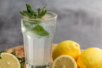 Uống nước chanh mỗi ngày, cơ thể người đàn ông thay đổi gây sốc