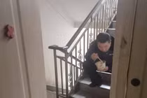 Sợ lây bệnh cho vợ con, cảnh sát ngồi ăn ở cầu thang, nhét bát qua khe cửa khiến bao người xót xa