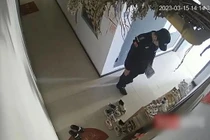 Bảo vệ chung cư hành động lạ, xem camera phát hiện chuyện biến thái