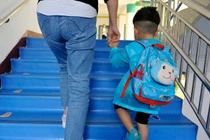 Thay đồ cho học sinh, cô giáo mầm non phát hiện chuyện đau lòng