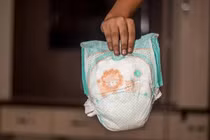 Nhờ chồng thay tã, con dâu uất ức vì bị mẹ chồng mắng chửi 