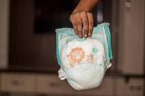 Nhờ chồng thay tã, con dâu uất ức vì bị mẹ chồng mắng chửi 