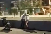 Nam thanh niên kéo lê bạn gái giữa đường phố