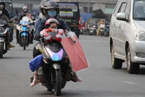 Dân ùn ùn về quê đón Tết, QL1 qua Đồng Nai ùn tắc