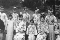 Khó khăn nhiều mặt, phi tần làm gì để sống đỡ buồn chán?