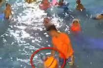 Con trai đuối nước 5 lần, bố mẹ vẫn không xuất hiện 