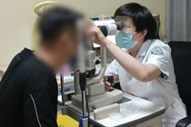 Kiểu massage mắt khiến nam thanh niên suýt mù vĩnh viễn 