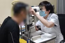 Kiểu massage mắt khiến nam thanh niên suýt mù vĩnh viễn 