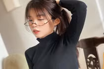 Diện đồ ngắn cũn ở ga tàu, nàng hot girl hút vạn ánh nhìn