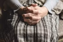 Cụ bà ở viện dưỡng lão mắc bệnh tình dục, y tá lộ mặt... bệnh hoạn