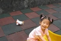 Tắm cho con gái, vô tình phát hiện bí mật động trời của vợ