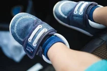 Đưa con đi ăn, mẹ không để ý khiến con ngã vào nồi súp 