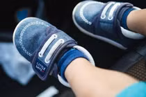 Đưa con đi ăn, mẹ không để ý khiến con ngã vào nồi súp 