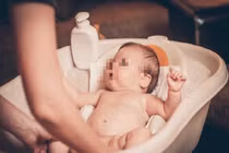 Vệ sinh vùng kín cho con trai sai cách, cha mẹ hối không kịp