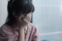 Con gái luôn kêu nóng khi ngủ, mẹ phát hiện chuyện đau lòng