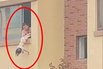 Con gái đi tiểu ra nhà, bố làm điều ai cũng kinh khiếp