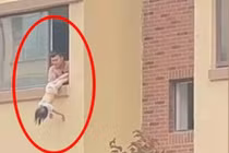 Con gái đi tiểu ra nhà, bố làm điều ai cũng kinh khiếp