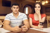 Bạn trai thích ngắm gái xinh, người phụ nữ lấy kim đâm vào mắt 