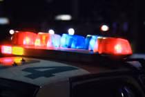 Con trai bị khống chế vì đánh vợ, mẹ cầm dao chém cảnh sát