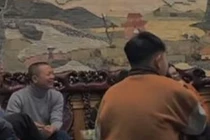 Cậu bé hát karaoke với giai điệu "lạ", cả nhà không nhịn được cười