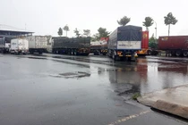 Tài xế chở hàng vào TP Cần Thơ vẫn gặp khó vì quy định mới