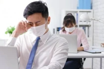 Thường xuyên dùng nước mắt nhân tạo, thanh niên nhận quả đắng