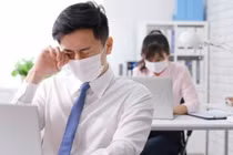 Thường xuyên dùng nước mắt nhân tạo, thanh niên nhận quả đắng