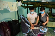 Em bé sơ sinh trong khu cách ly ở Sài Gòn: Chiến sĩ thay nhau bế bồng, chăm sóc