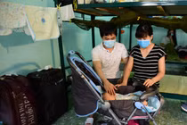 Em bé sơ sinh trong khu cách ly ở Sài Gòn: Chiến sĩ thay nhau bế bồng, chăm sóc