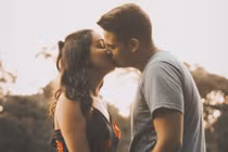 Chiều lòng bạn gái khi ân ái, chàng trai suýt hỏng "của quý"