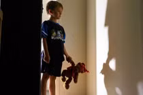 Bé trai 15 tuổi mộng du rơi từ tầng 6, gãy xương khắp người 