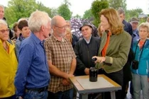 Đào được chai rượu 150 tuổi, mang ra uống choáng váng...