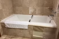 Chồng tắm 2 tiếng không ra, vợ phá cửa phát hiện chuyện nực cười