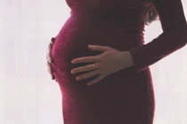 Con dâu bị bố mẹ chồng ép bỏ thai chỉ vì nhiễm COVID-19