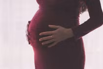 Con dâu bị bố mẹ chồng ép bỏ thai chỉ vì nhiễm COVID-19