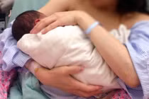 Mẹ ôm con ngủ say, khi tỉnh dậy khóc hết nước mắt vì...