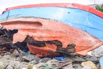 Xót xa nhìn cảnh trục vớt ghe tàu bị sóng đánh chìm sau bão