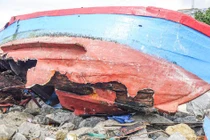 Xót xa nhìn cảnh trục vớt ghe tàu bị sóng đánh chìm sau bão