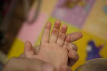 Cô giáo mầm non mải nghịch điện thoại, bé 3 tuổi qua đời