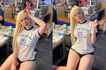 Ngượng đỏ mặt hot girl xinh đẹp mặc quần siêu ngắn đi ăn đêm