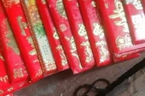 Dọn đồ của người mẹ đã khuất, con gái khóc nghẹn khi thấy...