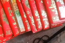 Dọn đồ của người mẹ đã khuất, con gái khóc nghẹn khi thấy...