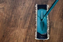 Nhờ chồng lau nhà, nàng dâu bị mẹ chồng mạt sát